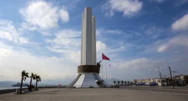 Izmir, Türkiye - 29 Ocak 2019: Yenilenen Atatürk heykelinin Izmir şehrinin Karşıyaka Coatline. Modern Türkiye Cumhuriyeti'nin kurucusu Atatürk olduğunu