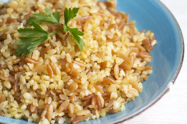 Geleneksel lezzetli Türk yemekleri, vermicelli bulgur pilavı (Türkçe adı; arpa sehriyeli bulgur pilavi)