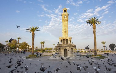 Seyahat konsepti fotoğrafı; Türkiye / İzmir / Konak / Tarihi Saat Kulesi / Konak Meydanı
