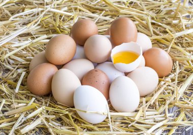 Fazla yumurta saman, üstten görünüm arka plan üzerinde yalan.