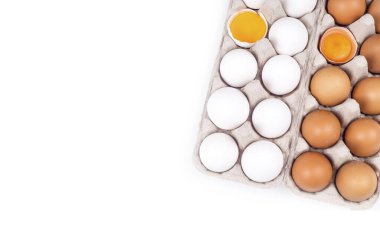 Fazla yumurta saman, üstten görünüm arka plan üzerinde yalan.