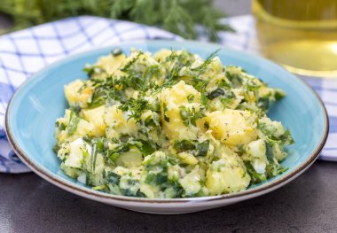 Türk usulü yemek; patates salatası, patates salatası