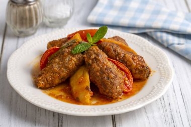 Geleneksel ev yapımı Türk yemeği Kofte - Domates soslu ve patatesli Kofta. (Türkçe adı: İzmir kofte)