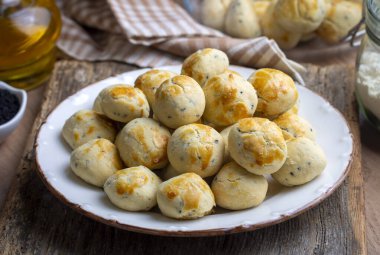 Geleneksel bitki kurabiyeleri. Siyah kimyonla yapılan el yapımı kurabiyeler Türk mutfağından. Türkçe adı: Corek otlu kurabiye