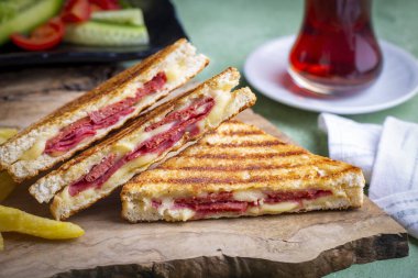 Türk tostu, çedar peyniri, sosis ve jambonla karıştırılmış tost, kızarmış patates (Türk adı Karisik tost))