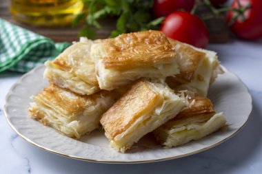 Lezzetli Türk tepsisi pastası, peynirli su boregi. Adana borek.