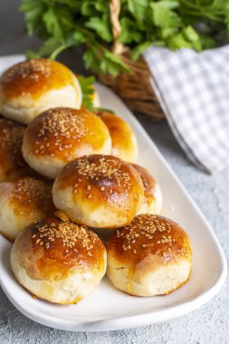 Geleneksel lezzetli el yapımı Türk hamur işi peynirli hamur işi (Türkçe adı: pogaca))