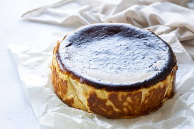 San Sebastian Cheesecake. Fotoğrafı kapat.