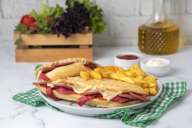 Lezzetli görünen sıcak sandviç - tost. Karışık tost, çedar peyniri ve salamlı sandviç..