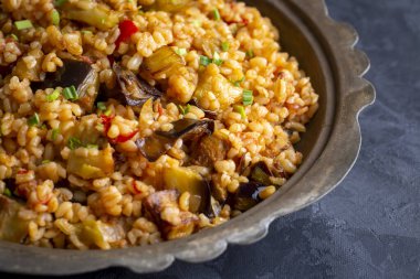 Geleneksel lezzetli Türk yemekleri; patlıcan ve sebzeli Bulgur pilavı. (Türkçe adı; Patlicanli bulgur pilavi)