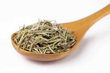 Beyaz arkaplanda kuru biberiye baharatı