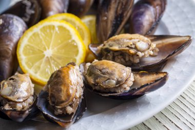 Limonlu Midye Doldurulmuş Türk Sokak Yemekleri - Midye Dolma