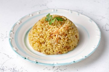 Geleneksel lezzetli Türk yemekleri, vermicelli bulgur pilavı (Türkçe adı; arpa sehriyeli bulgur pilavi)
