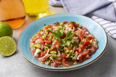 Türk çoban salatası, salatalık, domates, kırmızı soğan, biber, maydanoz (Türk adı; kasik salatası))