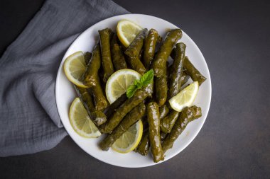 Lezzetli dolma (sarma) doldurulmuş üzüm yaprağı pilav, beyaz yoğurt sosu. Lübnan Dolma Sarması tabakta. Lübnan Türk mutfağı, Yunan ortadoğu mutfağı. (Türkçe adı: Yaprak sarma)