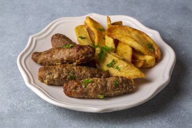 Geleneksel Türk yemekleri; kuru köfteler veya patatesli inegol köfteleri (Türkçe adı; Kuru kofte veya anne koftesi)