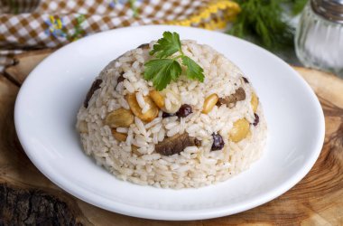 Geleneksel lezzetli Türk yemekleri; çam fıstığı ve fındıklı pirinç pilavı (Türkçe adı; bademli iç pilav veya pilav))