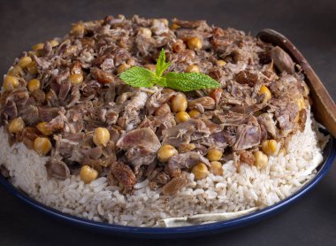 Geleneksel lezzetli Türk mutfağı; yerel pilav (Türkçe: Sivas Divrigi pilavi, Sivas pilavi, Divrigi pilavi))