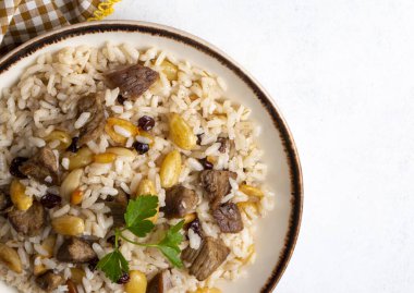 Geleneksel lezzetli Türk yemekleri; çam fıstığı ve fındıklı pirinç pilavı (Türkçe adı; bademli iç pilav veya pilav))