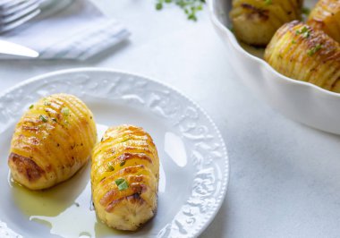 Ekstra baharatlı ve otlu Hasselback patatesleri. Türkiye 'de, fan patatesleri fırında patates olarak bilinir. (Türkçe adı; firinda Patates, yelpaze patatesi)