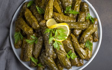 Lezzetli dolma (sarma) doldurulmuş üzüm yaprağı pilav, beyaz yoğurt sosu. Lübnan Dolma Sarması tabakta. Lübnan Türk mutfağı, Yunan ortadoğu mutfağı. (Türkçe adı: Yaprak sarma)