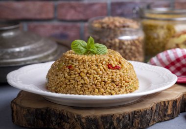Siyez buğday ve sebzeli Bulgur pilavı (Türkçe adı; siyez bulgur pilavi))