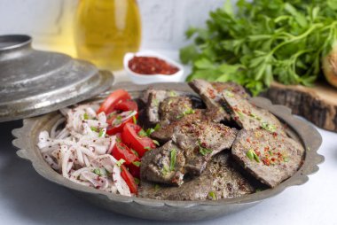 Geleneksel Türk karaciğer kebap mutfağı. Yaprak ciğeri baharatlı. Lezzetli Türk purosu. (Türkçe isim; yaprak ciger)