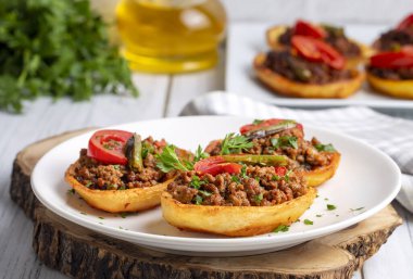 Geleneksel Türk yemeği; kıymalı fırında patates yemeği, Türkçe adı: Patates Karniyarik