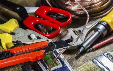 Araçlar, beyaz arka plan üzerinde izole birçok araç kümesi.