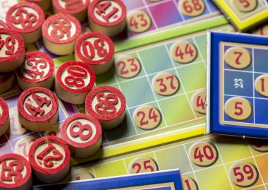 Renkli bingo kartları ve beyaz arkaplandaki numaralar, kapatın, izole edilmiş.