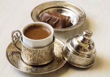 Keyifli Türk kahvesi ve geleneksel bakır servis seti