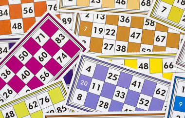 Renkli bingo kartları ve beyaz arkaplandaki numaralar, kapatın, izole edilmiş.