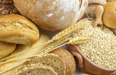 Beyaz arkaplanda izole edilmiş çeşitli ekmekler.