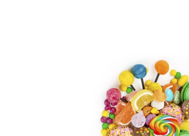 Renkli lolipoplar ve farklı renkte yuvarlak şekerler. Üst görünüm.