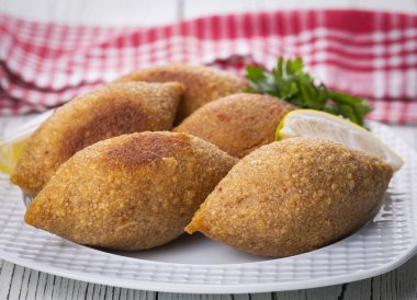 Kibbeh, Orta Doğu mutfağında (Türkçe: icli kofte) popüler bir yemektir.)