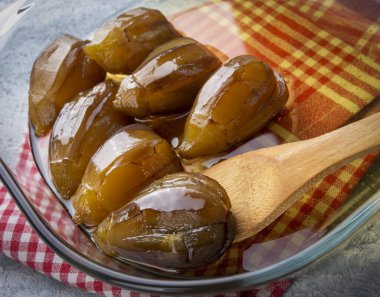 Geleneksel lezzetli Türk tatlı patlıcan reçeli (Türkçe adı; patlican receli)