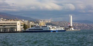 Izmir, Türkiye - 29 Ocak 2019: Yenilenen Atatürk heykelinin Izmir şehrinin Karşıyaka Coatline. Modern Türkiye Cumhuriyeti'nin kurucusu Atatürk olduğunu