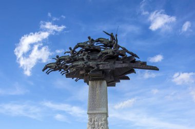 İzmir, Türkiye - 10 Şubat 2021: İzmir 'de Alsancak ve Konak mahalleleri arasında Gundogdu Meydanı' ndaki Cumhuriyet Heykeli Ağacı