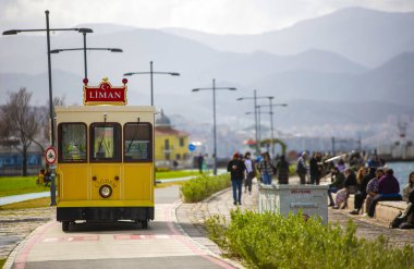 Türkiye - İzmir 10 Şubat 2021 Alsancak ilçesinde nostaljik tramvay. Tramvay isimleri çıtır çıtır, Boyoz ve Çiğdem.