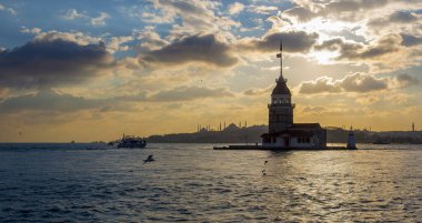 İstanbul, Türkiye 'de Bakire Kulesi (Kiz Kulesi) ve martıların Günbatımı.