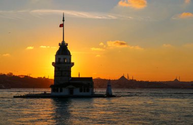 İstanbul, Türkiye 'de Bakire Kulesi (Kiz Kulesi) Günbatımı.