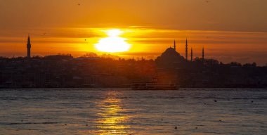 İstanbul - Türkiye ve Cami silueti gün batımında deniz manzaralı