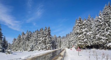 Golcuk - Bolu - Türkiye, kar yağarken kış karı. Seyahat konsepti drone fotoğrafı. Karlı ağaç manzarasında otoyol, yol.