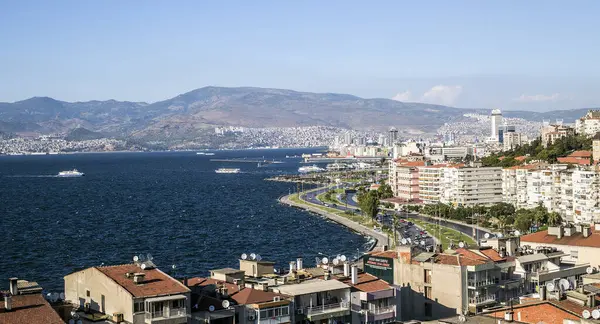 Seyahat kavramı fotoğraf; Türkiye / Izmir / Konak / Kordon