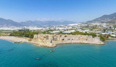 Anamur Kasabası 'ndaki Mamure Şatosu veya Anamur Şatosu' nun hava görüntüsü