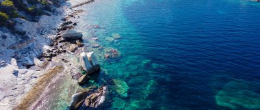 Fotoğraf: İzmir 'in Foca ilçesinde kayalık alan. Türkçe adı: Yelken Kaya veya Yelkenkaya