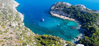 Yunanistan 'ın Rodos adasındaki Ladiko plajı ve Anthony Quinn Körfezi hava panoramik manzarası. Drone fotoğrafçılığı.