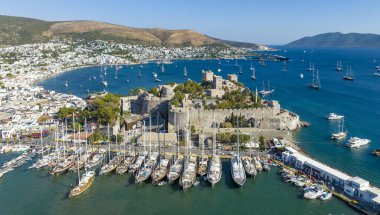 Bodrum 'un Türk Rivierası' ndaki hava manzarası. Aziz Peter Kalesi, Bodrum Kalesi ve marina manzarası