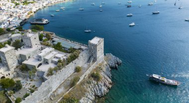 Bodrum 'un Türk Rivierası' ndaki hava manzarası. Aziz Peter Kalesi, Bodrum Kalesi ve marina manzarası