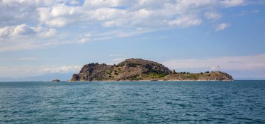 Van Gölü 'ndeki Akdamar Adası. Kutsal Haç Ermeni Katedrali - Akdamar - Ahtamara - Türkiye